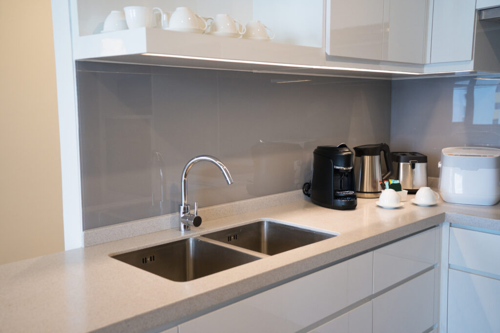why you should use glass splash backs in your kitchen designs