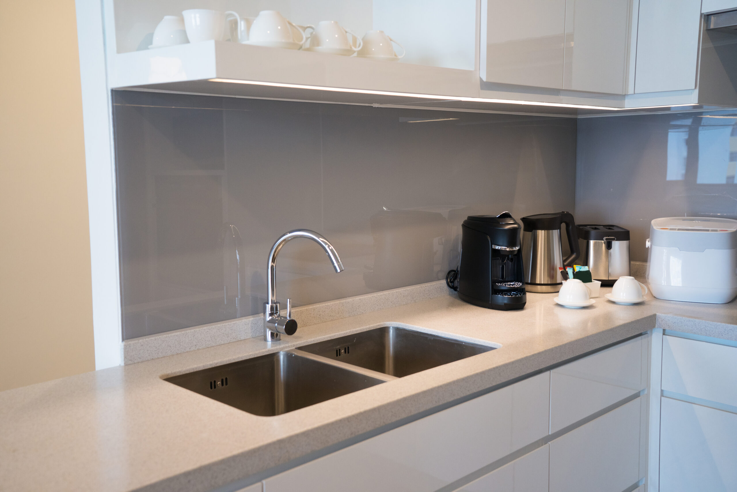 why you should use glass splash backs in your kitchen designs